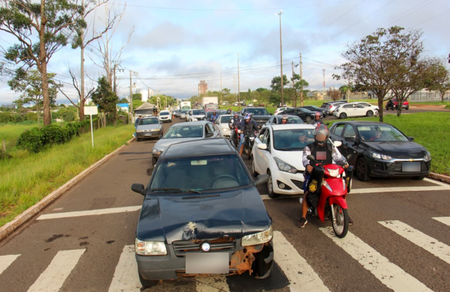 Batida entre 3 ve&iacute;culos congestiona tr&acirc;nsito na sa&iacute;da para Tr&ecirc;s Lagoas