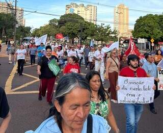 Mulheres e ind&iacute;genas puxam ato contra 6x1 e terceiriza&ccedil;&atilde;o em Campo Grande