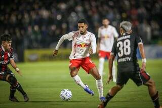 Bragantino perde p&ecirc;nalti, tem zagueiro expulso e sofre derrota no fim