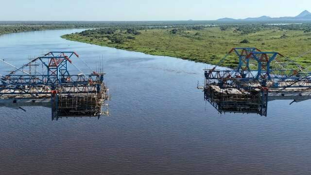 Apenas 21 metros separam Brasil e Paraguai na reta final da Ponte Bioce&acirc;nica
