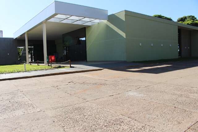 Encontrada ensanguentada, mulher &eacute; estuprada dentro de casa