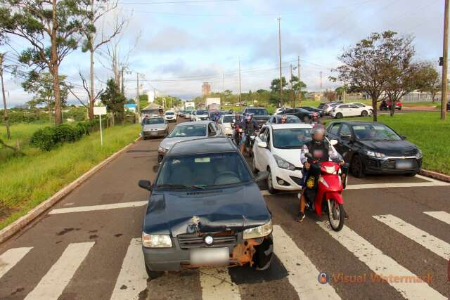 Batida entre 3 ve&iacute;culos congestiona tr&acirc;nsito na sa&iacute;da para Tr&ecirc;s Lagoas