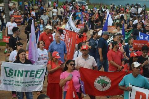 Mulheres e ind&iacute;genas puxam ato contra 6x1 e terceiriza&ccedil;&atilde;o em Campo Grande