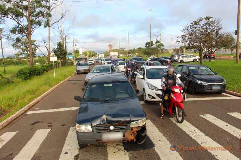 Batida entre 3 ve&iacute;culos congestiona tr&acirc;nsito na sa&iacute;da para Tr&ecirc;s Lagoas