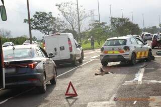 Batida entre 3 ve&iacute;culos congestiona tr&acirc;nsito na sa&iacute;da para Tr&ecirc;s Lagoas