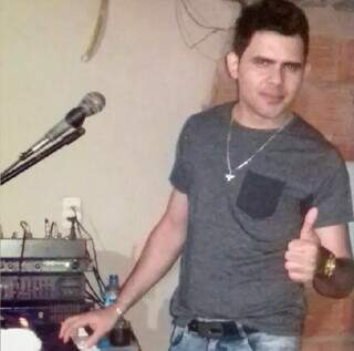 H&aacute; 20 anos Eddu vive da m&uacute;sica e n&atilde;o desiste da fama nacional