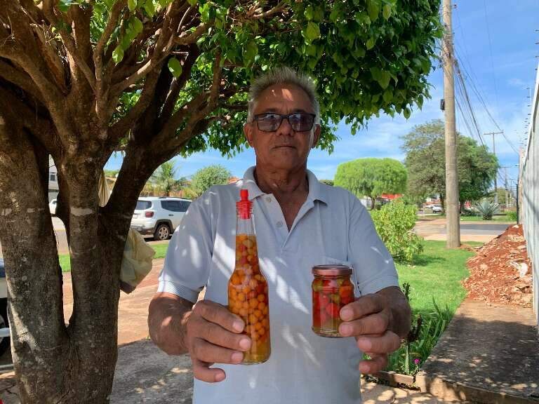 Para "fugir" de uma cadeira de rodas, Valmir foi vender pimenta na rua