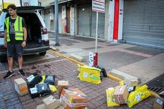 Entre portas fechadas e correria por renda, feriado mostra 2 lados do trabalho