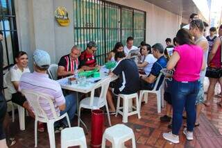 No primeiro dia, banca esgota 5 mil envelopes de figurinhas da Copa do Mundo