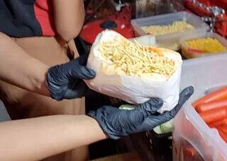 Lanchonete dá cachorro-quente de graça para agradar trabalhador CLT 