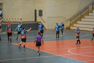 Associação prevê torneio internacional após reunir 300 atletas do handebol