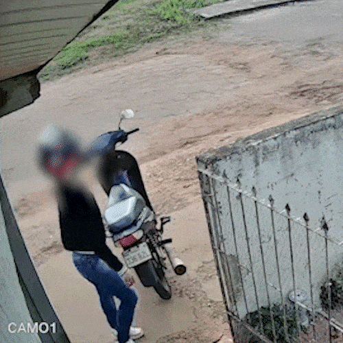 Com arma apontada para a cabe&ccedil;a, jovem tem moto roubada em frente de casa 
