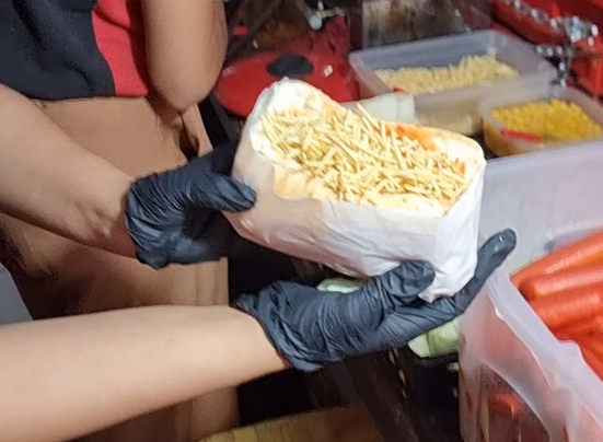 Lanchonete dá cachorro-quente de graça para agradar trabalhador CLT