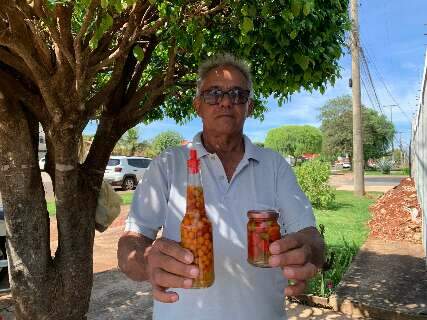 Para "fugir" de uma cadeira de rodas, Valmir foi vender pimenta na rua