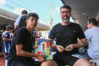 No primeiro dia, banca esgota 5 mil envelopes de figurinhas da Copa do Mundo