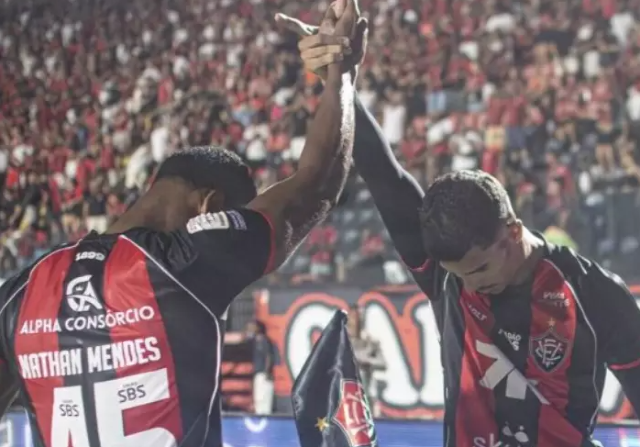 Vit&oacute;ria goleia o Coritiba com destaque para Ren&ecirc; no Barrad&atilde;o