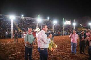 Riedel participa de Festa do Pe&atilde;o e anuncia reativa&ccedil;&atilde;o de escola agr&iacute;cola 