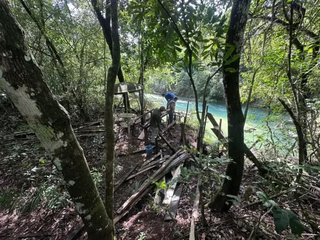 Seis anos ap&oacute;s den&uacute;ncia, decks irregulares s&atilde;o demolidos no Rio Formoso
