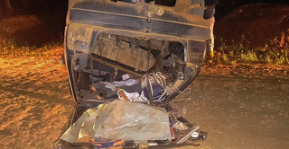 Motorista fica preso sob ve&iacute;culo e morre ap&oacute;s capotagem em estrada