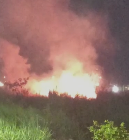 Queda de raio causa inc&ecirc;ndio em &aacute;rea de vegeta&ccedil;&atilde;o