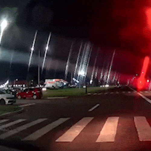 Carro fura sem&aacute;foro e foge ap&oacute;s causar acidente na Av. Duque de Caxias