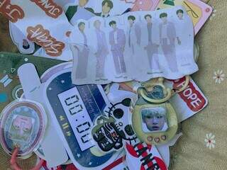 F&atilde; de k-pop aposta em feira para vender photocard de &iacute;dolos coreanos 