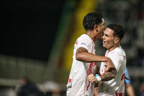 Bragantino vira sobre a Chapecoense e amplia crise do lanterna do Brasileir&atilde;o