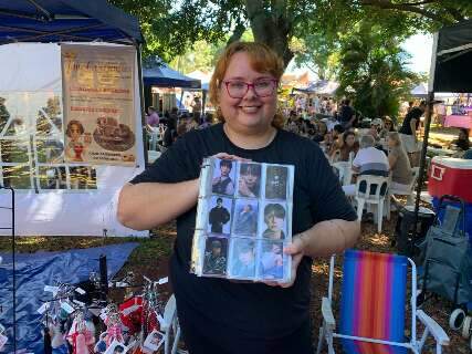 F&atilde; de k-pop aposta em feira para vender photocard de &iacute;dolos coreanos 