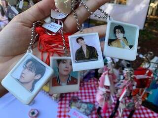 F&atilde; de k-pop aposta em feira para vender photocard de &iacute;dolos coreanos 