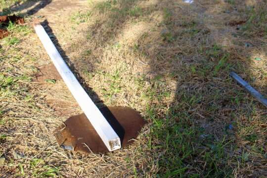 Acidente entre motos deixa 4 feridos e arranca placa de pare em cruzamento