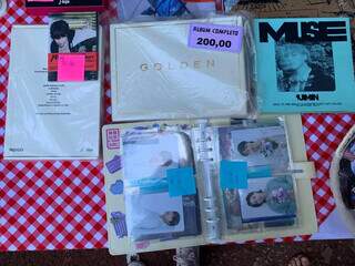 F&atilde; de k-pop aposta em feira para vender photocard de &iacute;dolos coreanos 