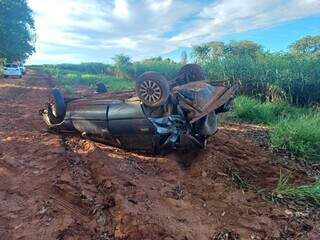 Homem morre e dois ficam feridos ap&oacute;s capotamento na rodovia