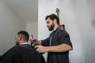 Ap&oacute;s perder os pais em acidente, Lucas decide seguir com barbearia 