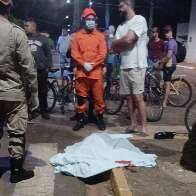 Ciclista morre ap&oacute;s ser atropelado e arremessado por carro em avenida 