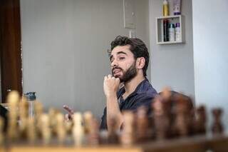 Ap&oacute;s perder os pais em acidente, Lucas decide seguir com barbearia 