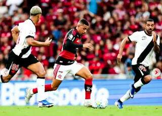 Vasco empata nos acr&eacute;scimos com o Flamengo e mant&eacute;m Palmeiras na lideran&ccedil;a 