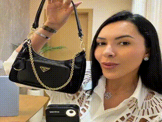Ana prova que bolsa da Prada &eacute; original ap&oacute;s deboche de influencer