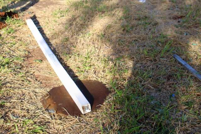 Acidente entre motos deixa 4 feridos e arranca placa de pare em cruzamento