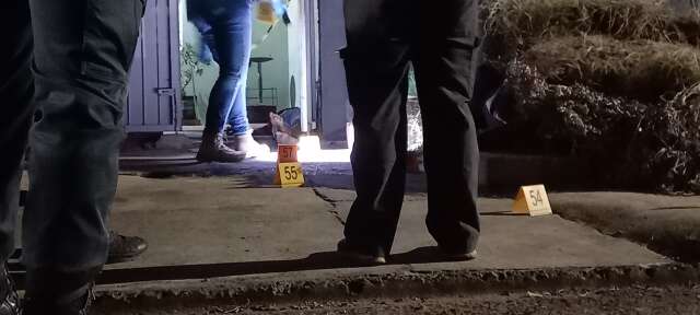 Jovem &eacute; executado com nove tiros e adolescente fica ferido