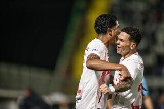 Bragantino vira sobre a Chapecoense e amplia crise do lanterna do Brasileir&atilde;o