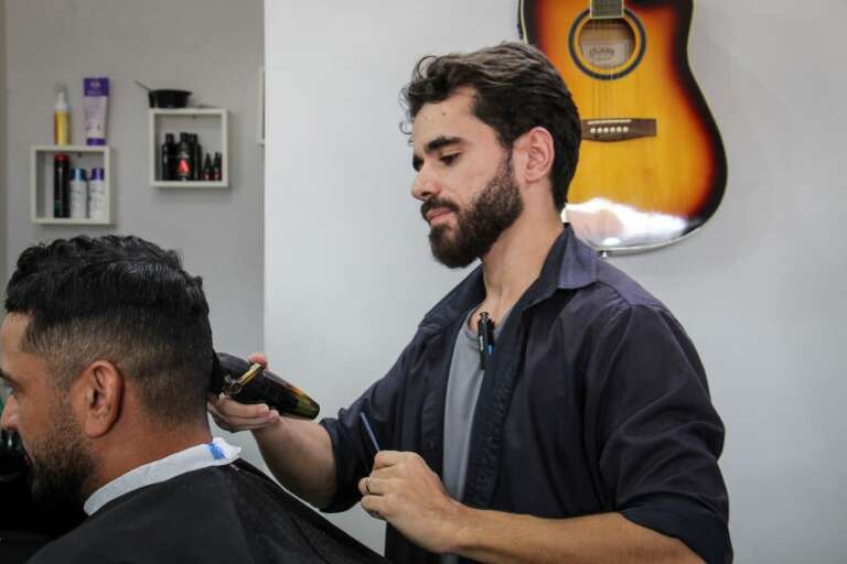 Após perder os pais em acidente, Lucas decide seguir com barbearia 