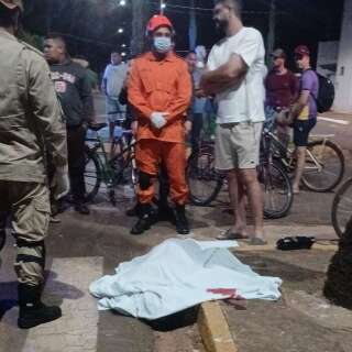 Ciclista morre ap&oacute;s ser atropelado e arremessado por carro em avenida 