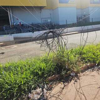 Fia&ccedil;&atilde;o solta h&aacute; um ano preocupa moradores em rua do Lar do Trabalhador