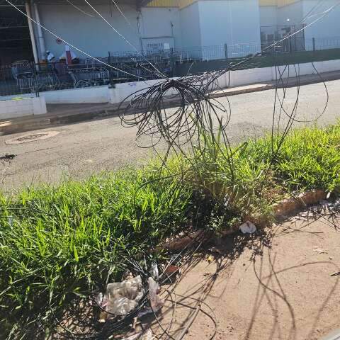 Fia&ccedil;&atilde;o solta h&aacute; um ano preocupa moradores em rua do Lar do Trabalhador
