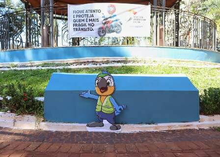 "&Oacute;culos de b&ecirc;bado", baf&ocirc;metro e mascote s&atilde;o armas em campanha do tr&acirc;nsito