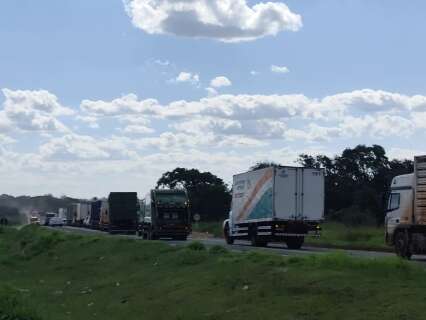 Gr&aacute;vida abandona carro e caminha para escapar de congestionamento na BR-060