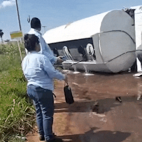 Caminh&atilde;o-tanque tomba e interdita BR-060 na sa&iacute;da para Sidrol&acirc;ndia