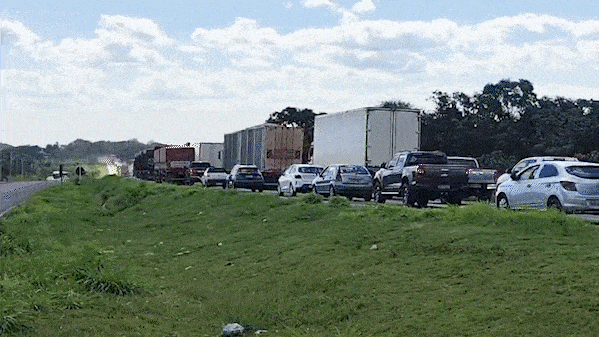 Gr&aacute;vida abandona carro e caminha para escapar de congestionamento na BR-060