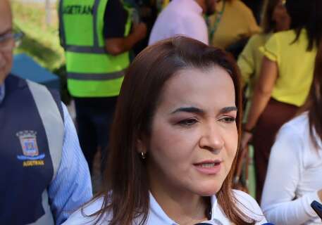 Adriane diz que prefeitura est&aacute; buscando "resposta nova" para transporte p&uacute;blico