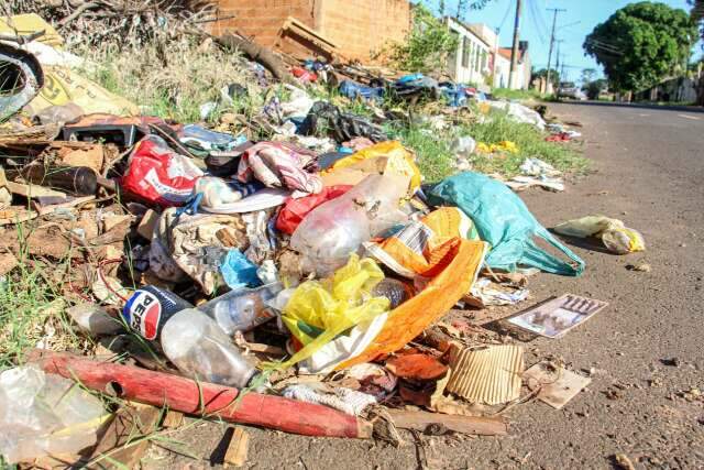Terreno no Nova Lima vira &ldquo;lix&atilde;o&rdquo; e moradores alertam para risco de doen&ccedil;as